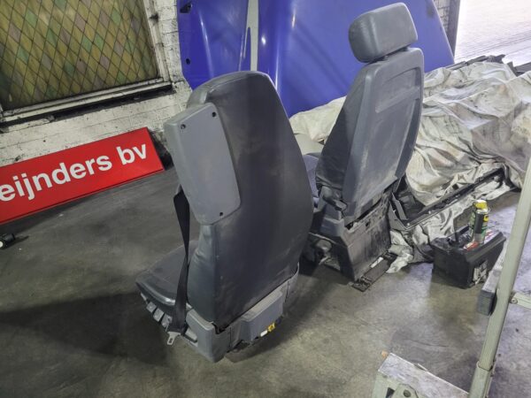 R serie seats  leather - Image 2