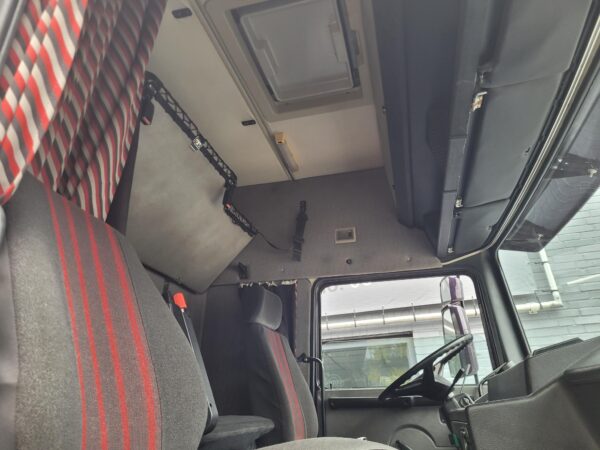 Volvo F10 Globetrotter 4X2  1990  full steel suspencion - Image 5