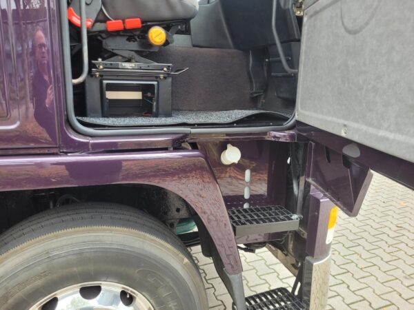 Volvo F10 Globetrotter 4X2  1990  full steel suspencion - Image 3